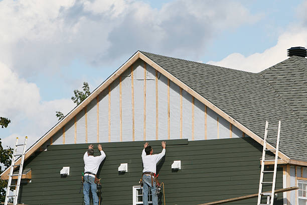 Professional Siding technician working in Everett, WA